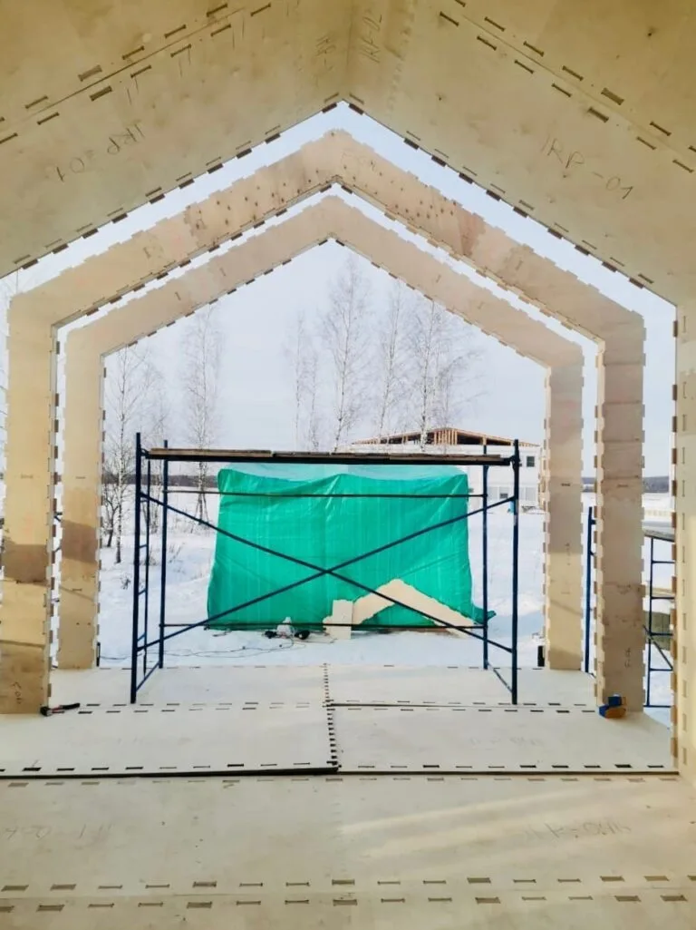 Строительство деревянного дома с лесами внутри