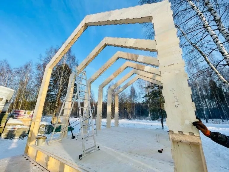 Каркас строящегося дома зимой