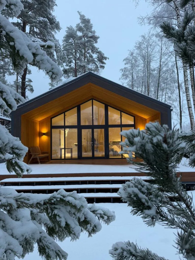 Одноэтажный деревянный дом с панорамным остеклением зимой